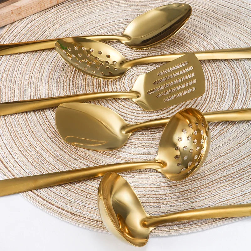 Utensílios de Cozinha Dourados em Aço Inox – Sofisticação e Funcionalidade