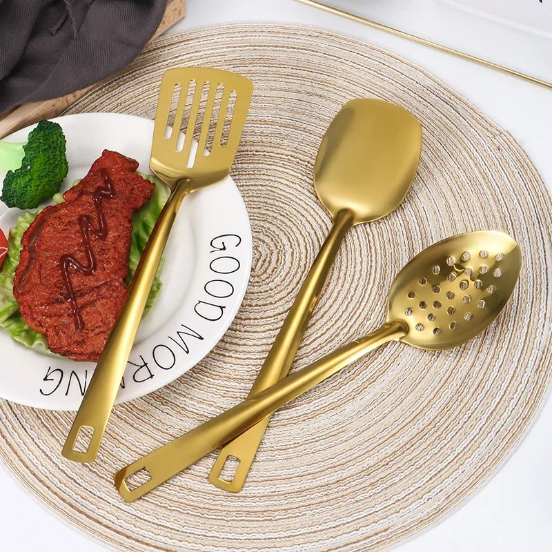 Utensílios de Cozinha Dourados em Aço Inox – Sofisticação e Funcionalidade