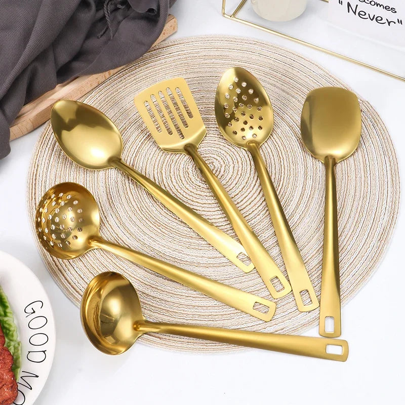 Utensílios de Cozinha Dourados em Aço Inox – Sofisticação e Funcionalidade